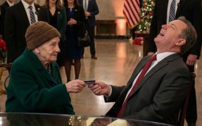« Je voulais juste vérifier mon solde », a déclaré la femme de 90 ans. Le millionnaire a ri… jusqu’à ce qu’il voie ceci.