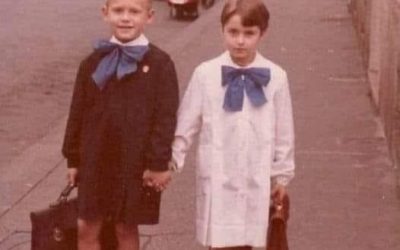 Sur la photo, ils étaient camarades de classe ; maintenant, ils sont HYPER célèbres : ils sont G…Plus…