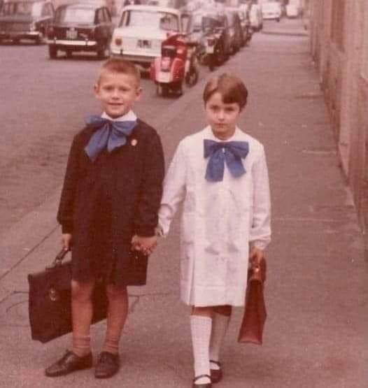 Sur la photo, ils étaient camarades de classe ; maintenant, ils sont HYPER célèbres : ils sont G…Plus…