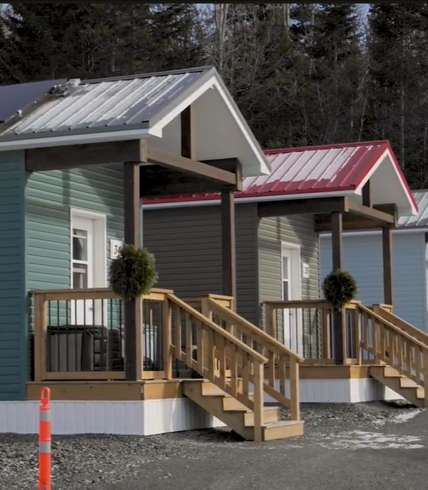 Un millionnaire lutte contre le sans-abrisme en construisant 99 mini-maisons dans sa ville : voici à quoi elles ressemblent