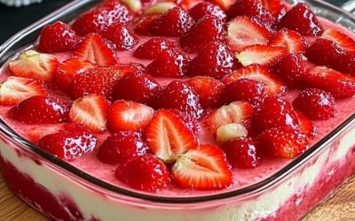 Prêt en 30 minutes : gâteau aux fraises avec génoise, fraises fraîches et sans gélatine.