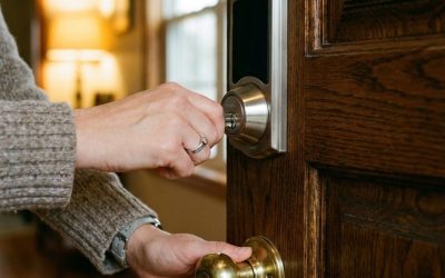 La mère verrouille la porte d’entrée même quand tout le monde est à la maison : est-elle paranoïaque ou au contraire sensée ?