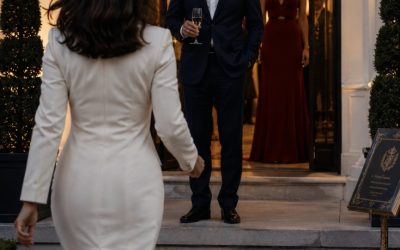 Allé à JFK pour le mariage de ma belle-sœur. Mon beau-père m’a mis dehors : « Pas de la famille ». 2 jours plus tard…