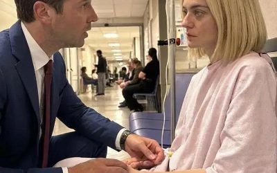 Deux mois après le divorce, à mon grand désarroi, j’ai vu mon ex-femme errer sans but dans l’hôpital. Quand j’ai appris la vérité, je me suis effondré.