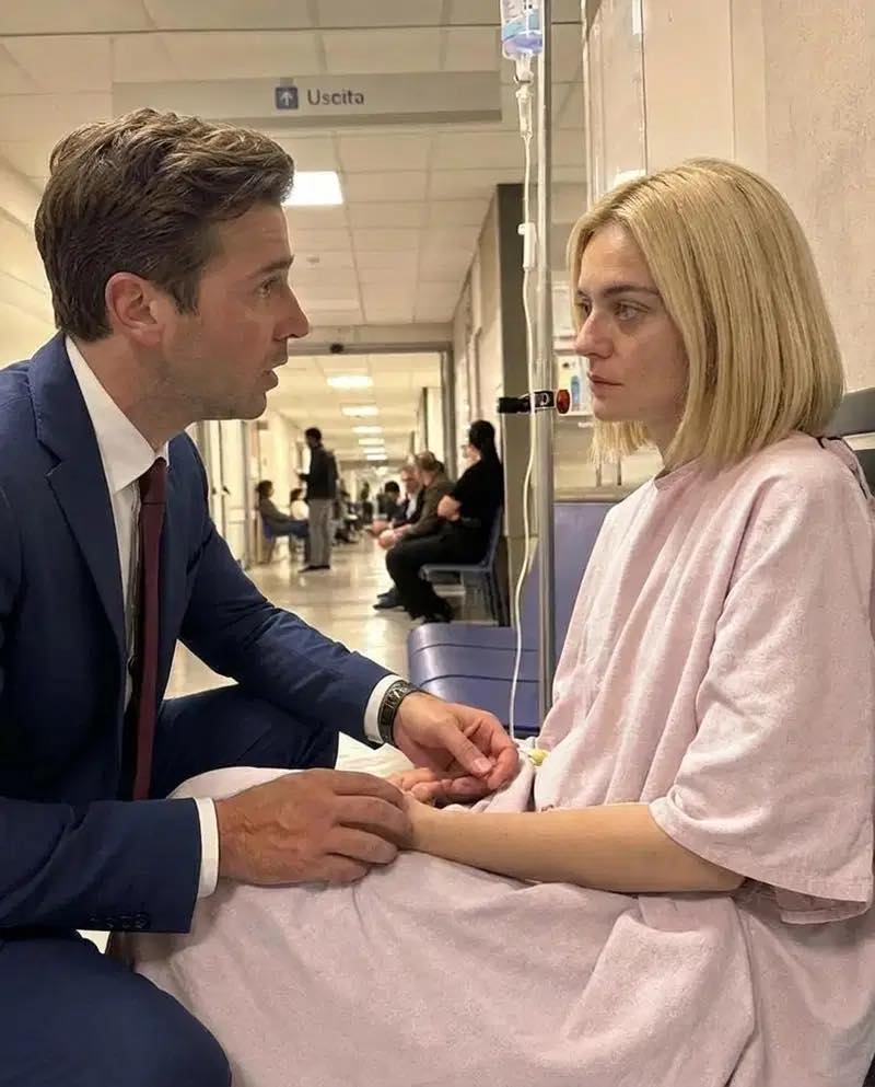 Deux mois après le divorce, à mon grand désarroi, j’ai vu mon ex-femme errer sans but dans l’hôpital. Quand j’ai appris la vérité, je me suis effondré.