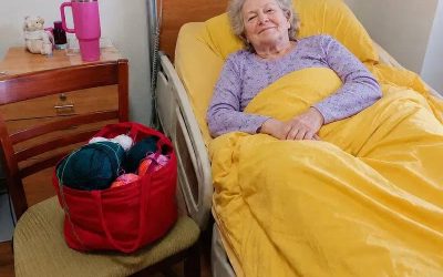 Je payais 2 500 $ par mois depuis un an pour la résidence pour personnes âgées de ma belle-mère. Quand son infirmière m’a révélé la véritable nature de ces dépenses, j’ai blêmi.