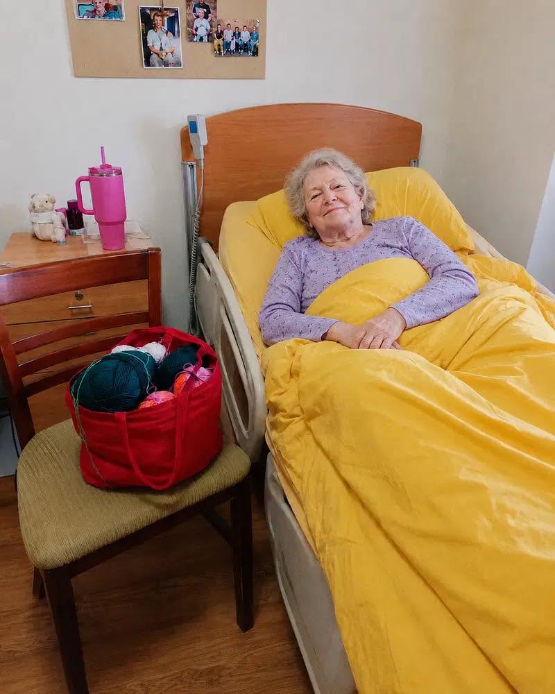 Je payais 2 500 $ par mois depuis un an pour la résidence pour personnes âgées de ma belle-mère. Quand son infirmière m’a révélé la véritable nature de ces dépenses, j’ai blêmi.