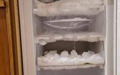 L’astuce ingénieuse pour dégivrer votre congélateur : la glace disparaît sans avoir à le débrancher.