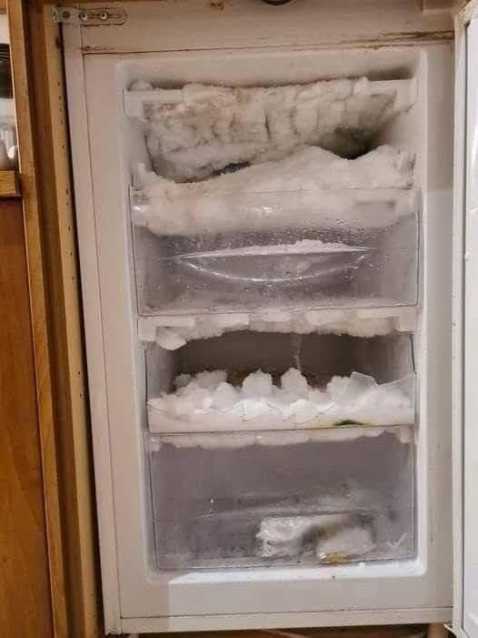 L’astuce ingénieuse pour dégivrer votre congélateur : la glace disparaît sans avoir à le débrancher.