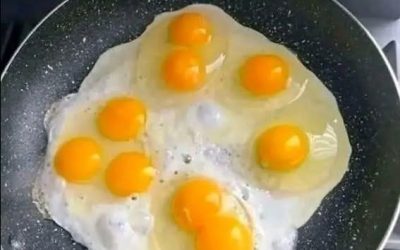 Combien d’œufs y a-t-il dans la poêle ?!