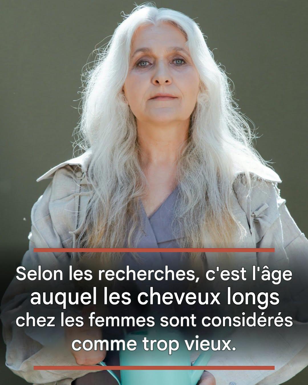 Selon les recherches, c’est l’âge auquel les cheveux longs chez les femmes sont considérés comme trop vieux.