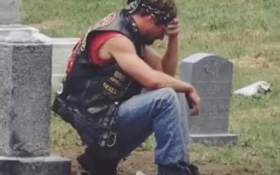 Chaque semaine, un motard venait se recueillir sur la tombe de ma femme, et je n’avais aucune idée de qui il était. Pendant six mois, je l’ai observé depuis ma voiture. Le même jour, à la même heure. Tous les samedis à 14 heures, il arrivait sur sa Harley, se rendait sur la tombe de Sarah et y restait assis exactement une heure. Il n’apportait jamais de fleurs. Il ne disait jamais un mot, du moins à ma connaissance. Il s’asseyait simplement par terre, près de sa tombe, les jambes croisées, la tête baissée. La première fois que je l’ai vu, j’ai cru qu’il s’était trompé de tombe. Le cimetière est grand. On peut facilement se perdre. Mais il est revenu la semaine suivante. Et la semaine d’après. Et encore la semaine d’après. J’ai commencé à m’agacer. Qui était cet homme ? Comment connaissait-il ma femme ? Pourquoi passait-il une heure sur sa tombe chaque semaine, alors que certains membres de sa propre famille ne prenaient même pas la peine de venir une fois par mois ? Sarah est décédée il y a quatorze mois. Elle avait 43 ans. Nous étions mariés depuis 20 ans. Deux enfants. Une belle vie. Une vie normale. Rien dans son passé ne la reliait à un motard. Elle était infirmière en pédiatrie. Elle faisait du bénévolat à l’église. Elle conduisait une camionnette. Sa seule idée de rébellion ? Un double expresso dans son latte. Mais cet homme, ce motard, la pleurait comme s’il avait perdu un être cher. Je le voyais à ses épaules qui tremblaient parfois. À la façon dont il posait la main sur sa pierre tombale avant de partir. Ça me rendait folle. Au bout de trois mois, je n’en pouvais plus. Je suis sortie de la voiture et je me suis approchée de lui. Il m’a entendue arriver. Il ne s’est pas retourné. Il a gardé la main posée sur la pierre tombale de Sarah. « Excusez-moi », ai-je dit. Ma voix était plus forte que je ne l’aurais voulu. « Je suis le mari de Sarah. Pouvez-vous me dire qui vous êtes ? » Il est resté silencieux un long moment. Puis il s’est levé lentement et a dit : « Votre femme était ma… »