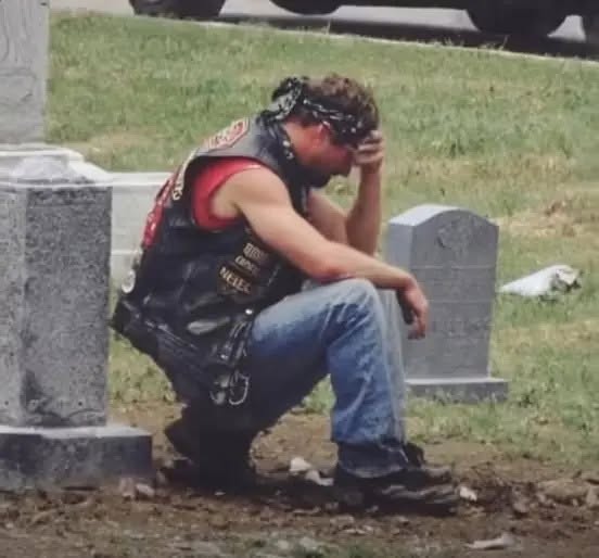 Chaque semaine, un motard venait se recueillir sur la tombe de ma femme, et je n’avais aucune idée de qui il était. Pendant six mois, je l’ai observé depuis ma voiture. Le même jour, à la même heure. Tous les samedis à 14 heures, il arrivait sur sa Harley, se rendait sur la tombe de Sarah et y restait assis exactement une heure. Il n’apportait jamais de fleurs. Il ne disait jamais un mot, du moins à ma connaissance. Il s’asseyait simplement par terre, près de sa tombe, les jambes croisées, la tête baissée. La première fois que je l’ai vu, j’ai cru qu’il s’était trompé de tombe. Le cimetière est grand. On peut facilement se perdre. Mais il est revenu la semaine suivante. Et la semaine d’après. Et encore la semaine d’après. J’ai commencé à m’agacer. Qui était cet homme ? Comment connaissait-il ma femme ? Pourquoi passait-il une heure sur sa tombe chaque semaine, alors que certains membres de sa propre famille ne prenaient même pas la peine de venir une fois par mois ? Sarah est décédée il y a quatorze mois. Elle avait 43 ans. Nous étions mariés depuis 20 ans. Deux enfants. Une belle vie. Une vie normale. Rien dans son passé ne la reliait à un motard. Elle était infirmière en pédiatrie. Elle faisait du bénévolat à l’église. Elle conduisait une camionnette. Sa seule idée de rébellion ? Un double expresso dans son latte. Mais cet homme, ce motard, la pleurait comme s’il avait perdu un être cher. Je le voyais à ses épaules qui tremblaient parfois. À la façon dont il posait la main sur sa pierre tombale avant de partir. Ça me rendait folle. Au bout de trois mois, je n’en pouvais plus. Je suis sortie de la voiture et je me suis approchée de lui. Il m’a entendue arriver. Il ne s’est pas retourné. Il a gardé la main posée sur la pierre tombale de Sarah. « Excusez-moi », ai-je dit. Ma voix était plus forte que je ne l’aurais voulu. « Je suis le mari de Sarah. Pouvez-vous me dire qui vous êtes ? » Il est resté silencieux un long moment. Puis il s’est levé lentement et a dit : « Votre femme était ma… »
