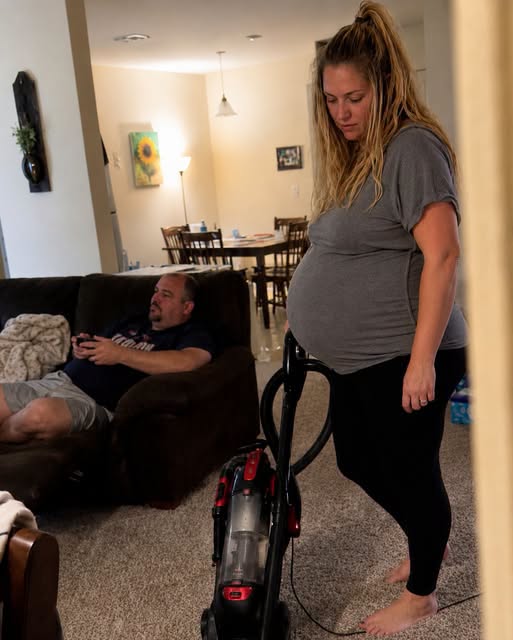 J’ai rendu visite à ma sœur enceinte de neuf mois et j’ai trouvé son mari à l’étage, jouant aux jeux vidéo comme un roi pendant qu’elle souffrait en silence… Mais la leçon que je lui ai préparée le lendemain matin l’a fait s’effondrer et regretter chaque parole cruelle
