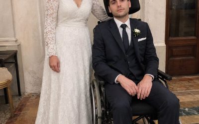 J’ai épousé le millionnaire paralysé de 25 ans… Mais lors de notre nuit de noces, il a verrouillé la porte de la chambre, m’a regardée avec les larmes aux yeux et a murmuré : “Il n’y a plus de retour en arrière maintenant. Il est temps que tu connaisses la vraie raison pour laquelle je t’ai épousée.”