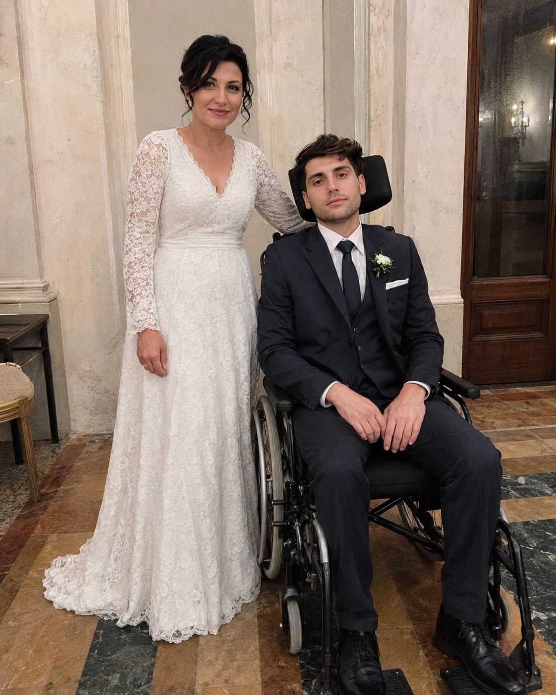 J’ai épousé le millionnaire paralysé de 25 ans… Mais lors de notre nuit de noces, il a verrouillé la porte de la chambre, m’a regardée avec les larmes aux yeux et a murmuré : “Il n’y a plus de retour en arrière maintenant. Il est temps que tu connaisses la vraie raison pour laquelle je t’ai épousée.”