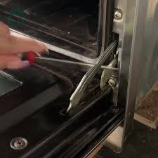 Le levier caché de la porte du four qui facilite le nettoyage : voici à quoi il sert