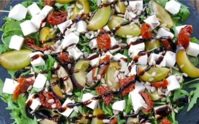 Salade d’été luxueuse à la roquette, aux prunes et à la feta : une combinaison parfaite de saveurs, préparée sans cuisson.
