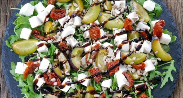 Salade d’été luxueuse à la roquette, aux prunes et à la feta : une combinaison parfaite de saveurs, préparée sans cuisson.
