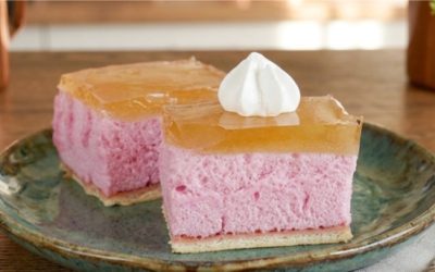 Gâteau sans cuisson à 3 ingrédients pour quelques couronnes : fouettez de la gelée nature jusqu’à obtenir une mousse légère qui fond sur la langue.