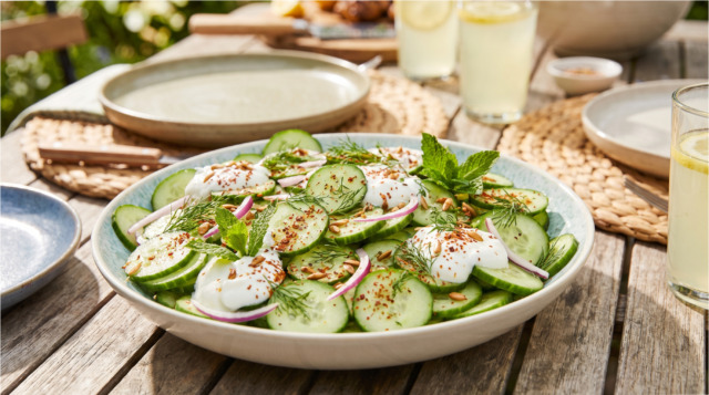 Salade de concombre revisitée : 5 garnitures qui feront fureur au barbecue