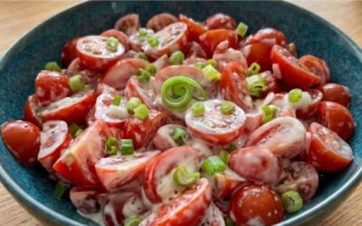 Salade de tomates fraîches aux oignons nouveaux et sauce tartare : une boisson estivale crémeuse et rafraîchissante prête en 5 minutes