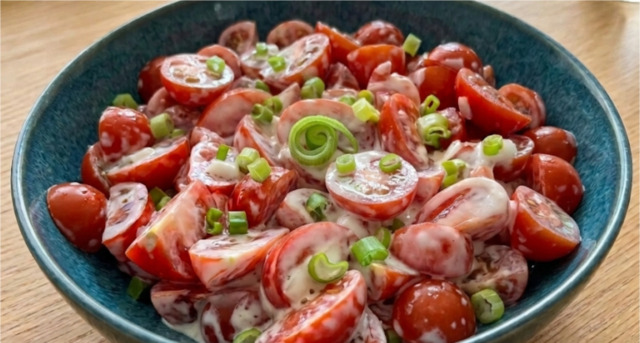 Salade de tomates fraîches aux oignons nouveaux et sauce tartare : une boisson estivale crémeuse et rafraîchissante prête en 5 minutes