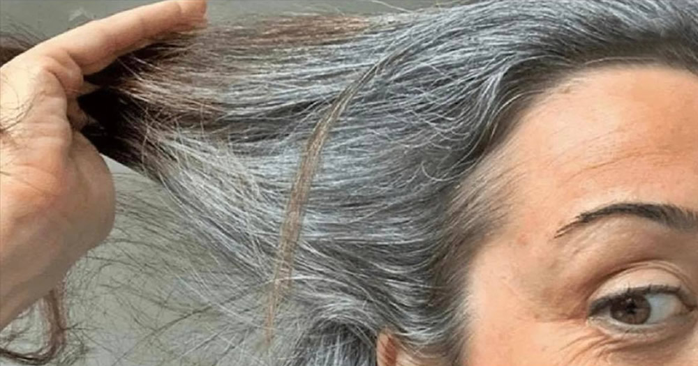Elle a dévoilé l’astuce ultime pour se débarrasser des cheveux gris et elle est devenue virale : « Sans teintures ni produits chimiques »