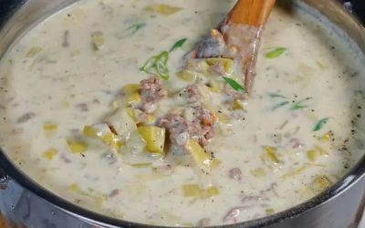 Vous devez absolument essayer cette soupe crémeuse aux poireaux et à la viande hachée ; elle est rapide à préparer, nourrissante et tellement délicieuse.