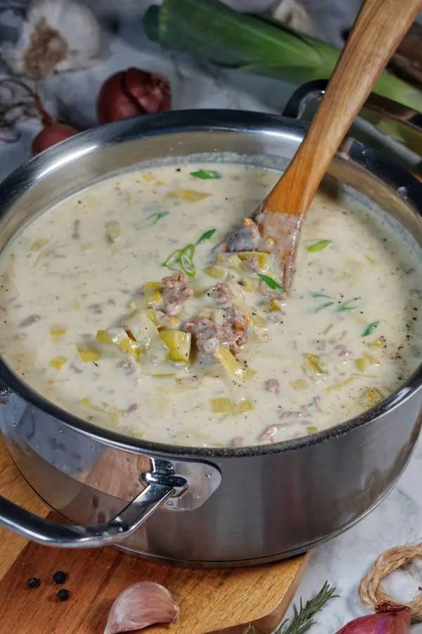 Vous devez absolument essayer cette soupe crémeuse aux poireaux et à la viande hachée ; elle est rapide à préparer, nourrissante et tellement délicieuse.
