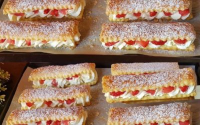Feuilles de fraisiers coupées en tranches avec de la crème fouettée – un dessert rapide comme en pâtisserie