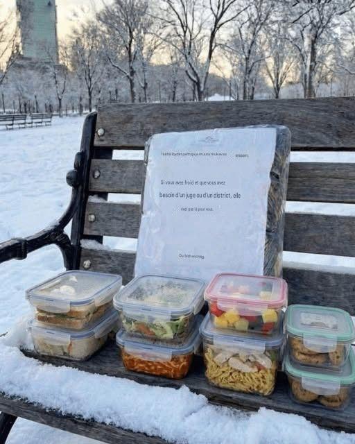 Un père célibataire, pauvre et à la tête de trois enfants, a laissé des couvertures et de la nourriture à un sans-abri sur un banc ; un mois plus tard, un avocat se présentait à sa porte. Pour en savoir plus, consultez le premier commentaire.