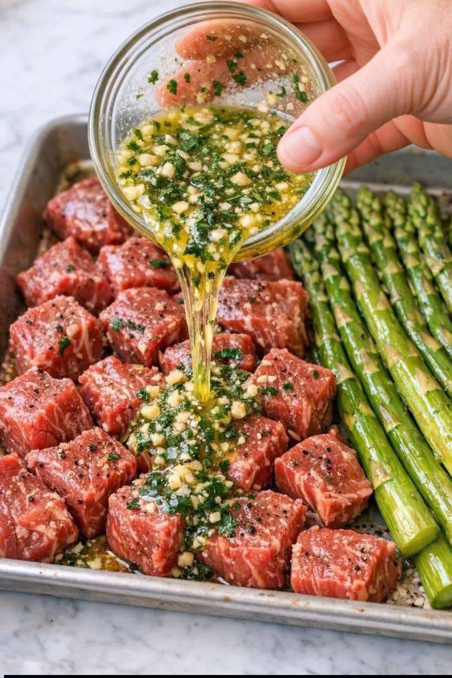 Ce steak faible en glucides accompagné d’un gratin d’asperges fait fureur en ce moment : crémeux, rassasiant et étonnamment…