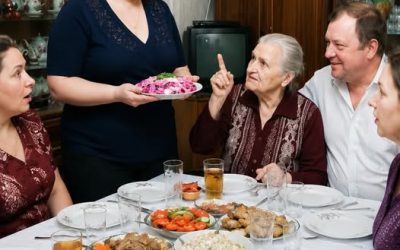 Ma belle-mère m’a présentée comme son « ancienne belle-fille »… mais ma réponse a laissé toute la table sans voix