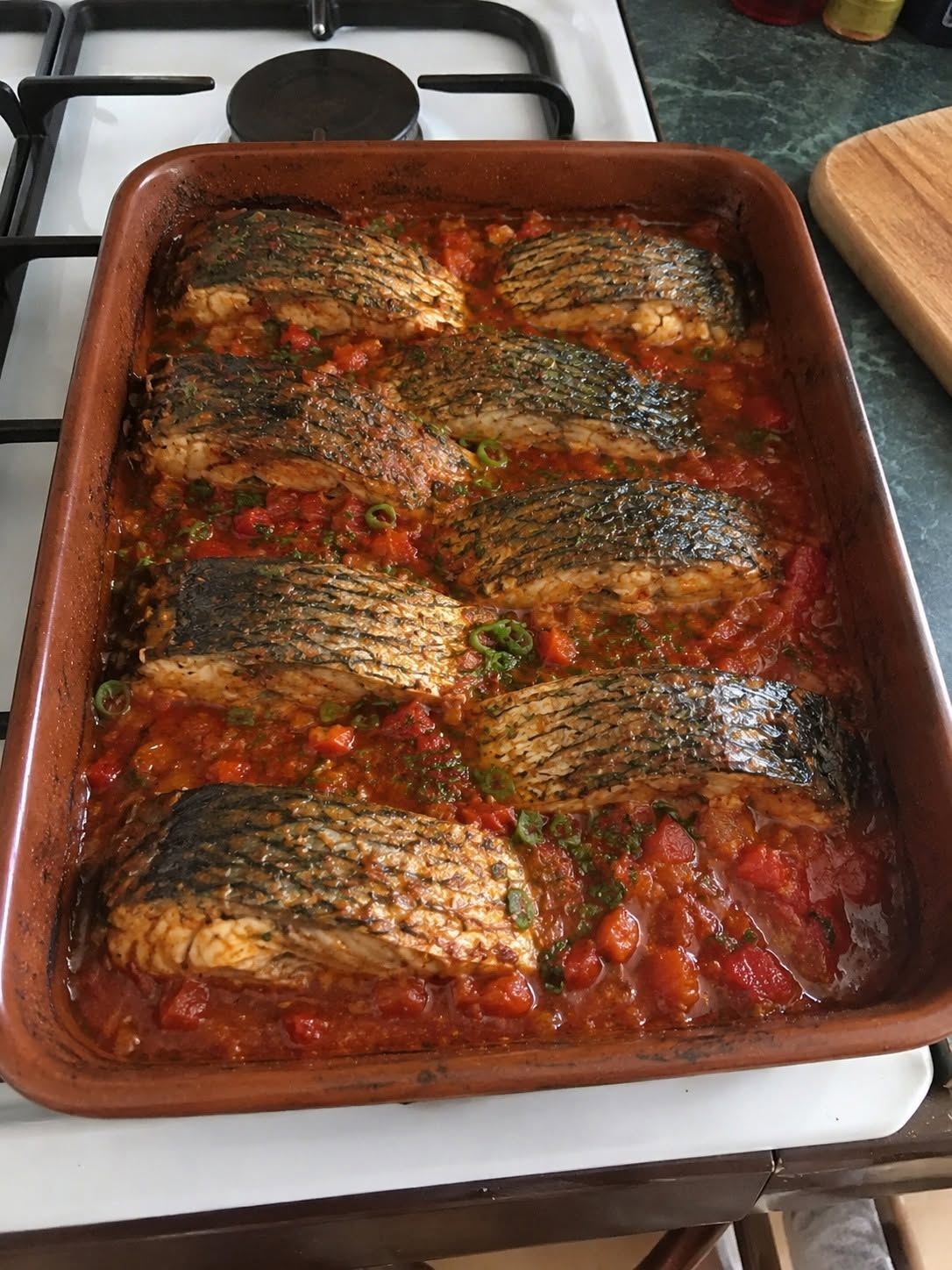 Poisson cuit au four avec tomates et herbes