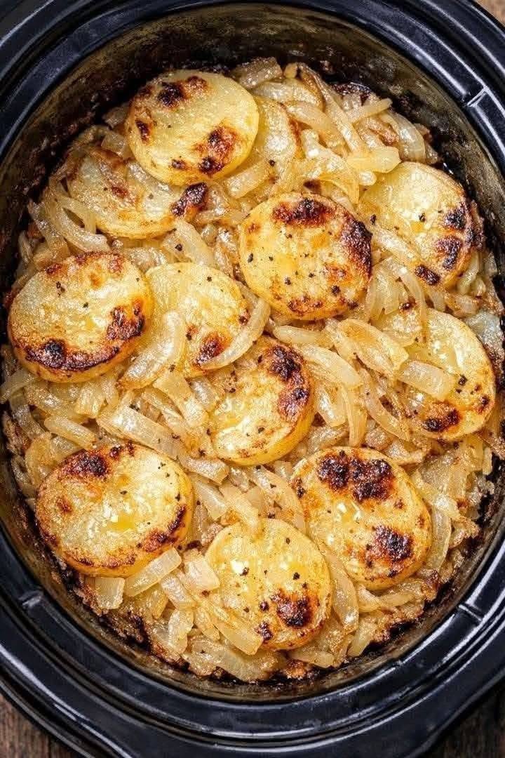 Pommes de Terre et Oignons Caramélisés à la Mijoteuse : Une Recette Facile et Réconfortante