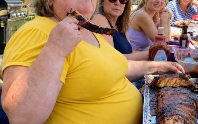 Ma belle-mère n’arrêtait pas de débarquer avec toute sa famille pour un barbecue gratuit chez nous. Quand ils sont revenus les mains vides le 4, je leur ai donné une leçon.