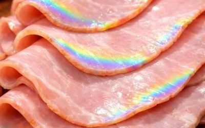 J’ai sorti le prosciutto du réfrigérateur et j’ai remarqué des reflets irisés, aux couleurs de l’arc-en-ciel, sur les tranches. Est-ce normal ? Plus d’infos dans les commentaires ci-dessous…👇