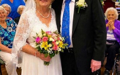 Un riche veuf, pensionnaire d’une maison de retraite, m’a demandé en mariage – Après ses funérailles, son avocat m’a tendu une enveloppe en disant : « La vérité qu’elle contient risque d’être difficile à accepter. »