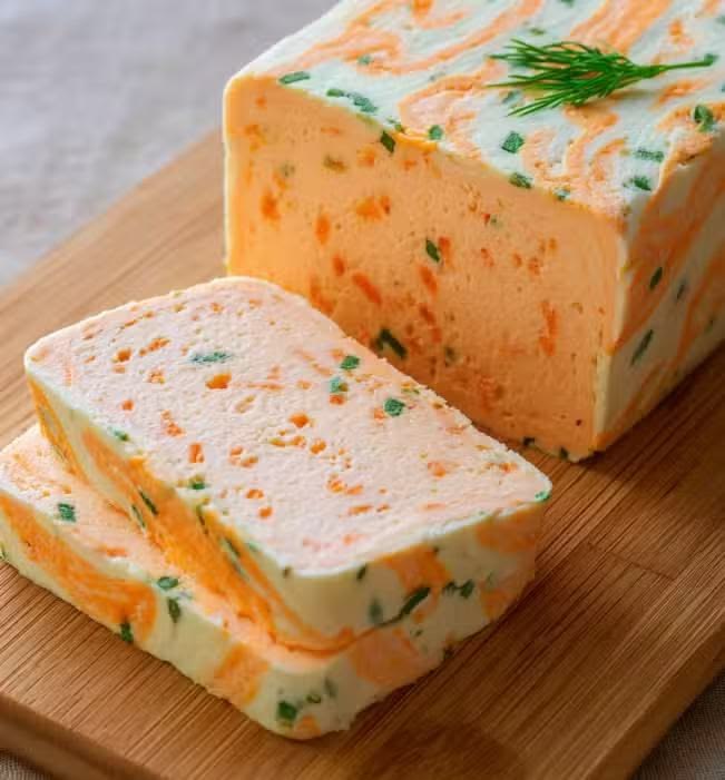 Une terrine de surimi facile et rapide à préparer, idéale en apéritif estival ou pour un buffet froid. Légère et savoureuse, elle plaira aux petits comme aux grands.
