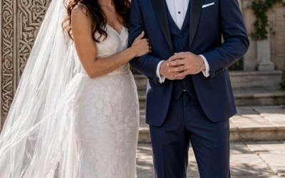 Mon fiancé est entré à notre mariage vêtu d’une robe de mariée — Les invités ont ri, ma famille est devenue pâle, et j’ai voulu disparaître… jusqu’à ce que je découvre que la raison pour laquelle il la portait a brisé tout ce que je croyais savoir sur ma vie