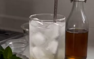 Sirop de menthe maison : la douceur rafraîchissante des étés parfaits.