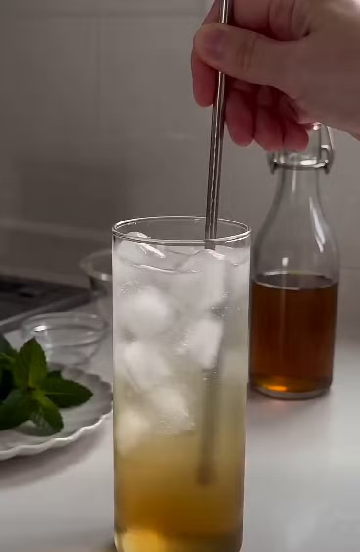 Sirop de menthe maison : la douceur rafraîchissante des étés parfaits.