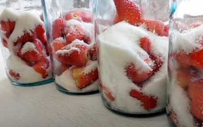 Je ne congèle ni ne fais cuire les fraises pendant la saison ; j’ai ma propre méthode pour les conserver fraîches toute l’année.