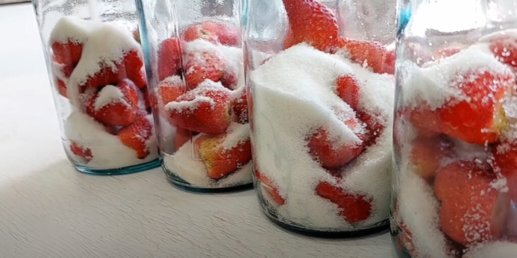 Je ne congèle ni ne fais cuire les fraises pendant la saison ; j’ai ma propre méthode pour les conserver fraîches toute l’année.