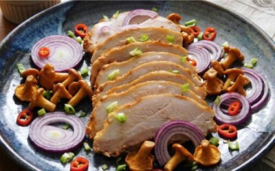 Poitrine de porc marinée dans une sauce épicée à l’ail : un délicieux en-cas maison à déguster avec du pain.