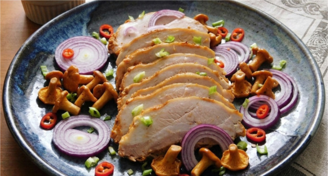 Poitrine de porc marinée dans une sauce épicée à l’ail : un délicieux en-cas maison à déguster avec du pain.