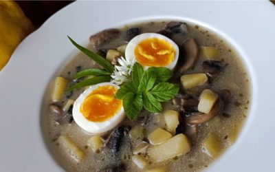Une authentique soupe de champignons maison aux pommes de terre et au roux au beurre.