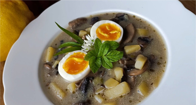 Une authentique soupe de champignons maison aux pommes de terre et au roux au beurre.