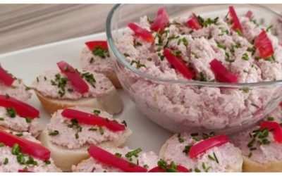 Tartinade de salami rétro maison au concombre : un dîner rapide et délicieux, préparé avec seulement quelques ingrédients.